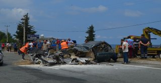 Karşı Şerite Geçen Otomobil İkiye Bölündü: 1 Ölü, 10 Yaralı