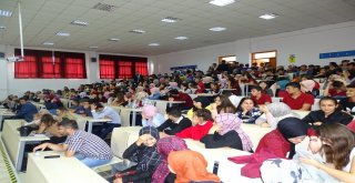 Öğrencilere ‘Bilinçli Aile, İdeal Gençlik Konulu Konferans