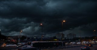 İstanbulu Kara Bulutlar Sardı