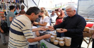 Başkan Yüksel Vatandaşlara Aşure İkram Etti