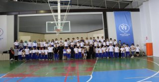 Yunusemrede Veliler Çocuklarıyla Birlikte Wushu Yapıyor