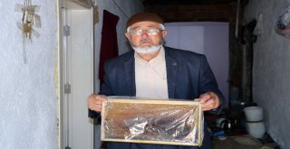 Arılarını Tüp Gazlı Kovucuyla Koruyor