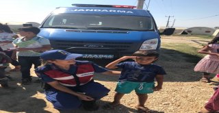 Mevsimlik Tarım İşçilerinin Çocuklarına Jandarma Şefkati