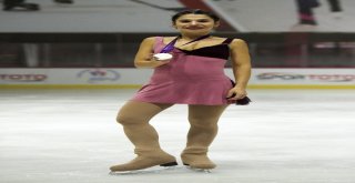 (Özel Haber) Kadın Mimar, “Reflektörlü Montu” İle Buz Pistinde Rüzgar Gibi Esti