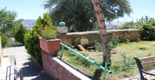 Tarihi Mezar Taşı Duvardan Çıktı