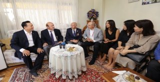 Güney Koreliler Kore Gazisi Önünde Yere Kapaklanarak Saygılarını Gösterdi