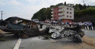 Karşı Şerite Geçen Otomobil İkiye Bölündü: 1 Ölü, 10 Yaralı