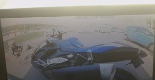 (Özel Haber) Bursada Motosiklet Kazası Kameralara Yansıdı, Sürücü Kılpayı Ölümden Döndü