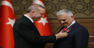 Cumhurbaşkanı Recep Tayyip Erdoğan Tarafından Tbmm Başkanı Binali Yıldırıma Cumhurbaşkanlığı Külliyesinde Düzenlenen Törenle Devlet Şeref Madalyası Tevcih Edildi.