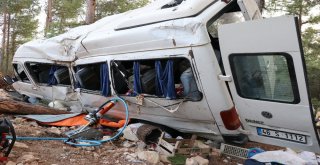 Yolcu Minibüsü Şarampole Uçtu: 1 Ölü, 11 Yaralı