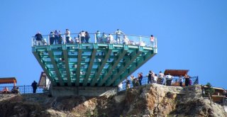 Torul Kalesi Cam Seyir Terasında Bayram Bereketi