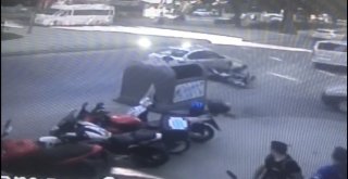 (Özel) İstanbulda Motosikletlinin Ölümden Döndüğü An Kamerada