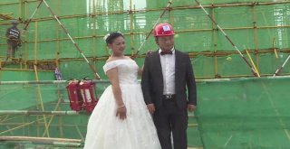 Çinde Evli Çiftler Sevgililer Gününü Şantiyede Fotoğraf Çekerek Kutladı