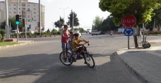 3 Çocuk Bir Bisikletle Yol Aldı