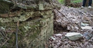 (Özel Haber) Tarihi Manastırları Arkeologlar Yerine Defineciler Kazıyor