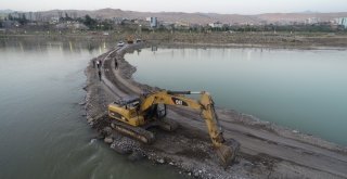 Dicle Nehrinin İki Yakası 11 Gözlü Taş Köprü İle Birbirine Bağlanıyor