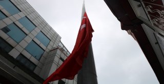 Rüzgarın Yırttığı Dev Türk Bayrağı Yenilendi