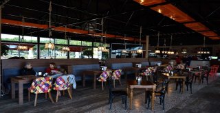 Muratpaşada Falez Plajları Ve Kafeler Bayramda Açık