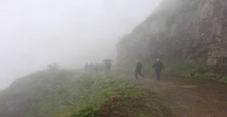 Dünyanın En Tehlikeli Yolunda Sis Ve Yağmura Rağmen Yürüdüler