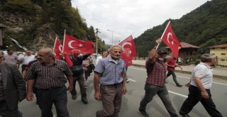 Rizenin Çamlıhemşin İlçesinde Vatandaşlar Kaymakamlarının Gitmemesi İçin Toplandılar