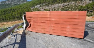 Direksiyon Hakimiyetini Kaybeden Sürücü Bariyerlere Çarptı :1 Yaralı