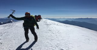 Türk Dağcılar Alplerin Zirvesinde Türk Bayrağı Açtı