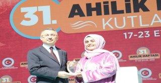 Cumhurbaşkanı Yardımcısı Oktay, Bakan Pekcan İle Birlikte Türk Bayrağı Logolu Aşure Dağıttı