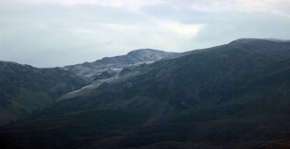 Munzur Dağı Zirvelerine Kar Yağdı