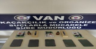 Vanda Kaçak Cep Telefonu Ve Elektronik Sigara Ele Geçirildi