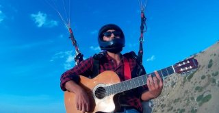 Bin Metre Yükseklikte Gitar Çalıp Şarkı Söyledi