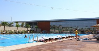 Aydınlı Çocuklar Büyükşehir Belediyesinin Kursları İle Hem Serinliyor Hem De Yüzmeyi Öğreniyor