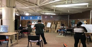 (Özel) Arkadaşları Gitar Çalıyor, Onlar Tuvallere Aktarıyor