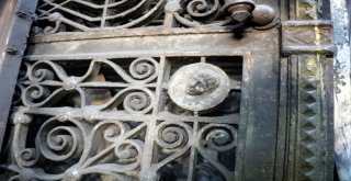 Parisli Tarihi Eser Avcıları Bu Kapının Peşinde