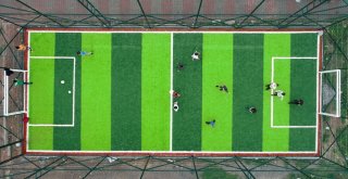 Ümraniyede Mini Futbol Sahalarıyla Çocuklar Doyasıya Eğleniyor