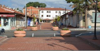 Yayalar İçin Yolu Trafiğe Kapattılar