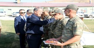 Milli Savunma Bakanı Akar, Yüksekovada Mehmetçikle Bayramlaştı