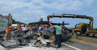 Karşı Şerite Geçen Otomobil İkiye Bölündü: 1 Ölü, 10 Yaralı