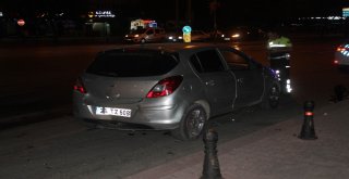 Kırmızı Işık İhlali Yapan Alkollü Sürücü Polis Aracına Çarptı: 3 Yaralı