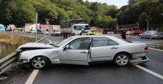 Kaygan Yolda Kontrolden Çıkan Otomobil Bariyerlere Çarptı: 3 Yaralı