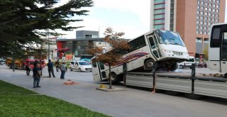 Tırdan Düşen Otobüs Şaha Kalktı