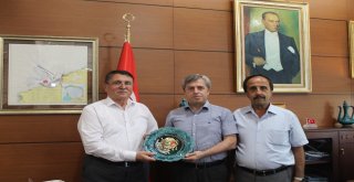 Vali Çınara Çanakkaleden Gelen Hediyeleri Verdiler
