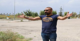 Kaybolan Maymununu Tarlada Sokakta Arıyor