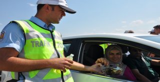 Sürücülere Çikolata Çocuklara Hediye