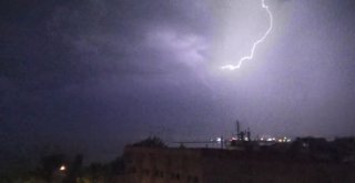 Şimşekler Gökyüzünü Böyle Aydınlattı