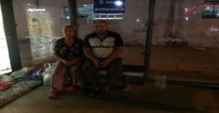 Yüzde 80 Engelli Oğluyla Otobüs Durağında Yatan Annenin Yardım Çığlığı