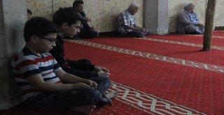 Sabah Namazına Camiye Gelen Çocuklara Çorba İkram Ediyor