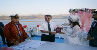 Türkiyenin En Büyük Gölü Ve Feribotunda Nikah Töreni Yapıldı