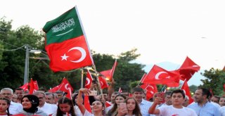 Antalyada On Binler Darbeye Karşı Yürüdü