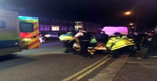 İngilterede Camiden Çıkanlara Arabayla Saldırı: 3 Yaralı