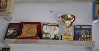 Kitap Okuyup Özetini Çıkarana Berberden Ücretsiz Tıraş